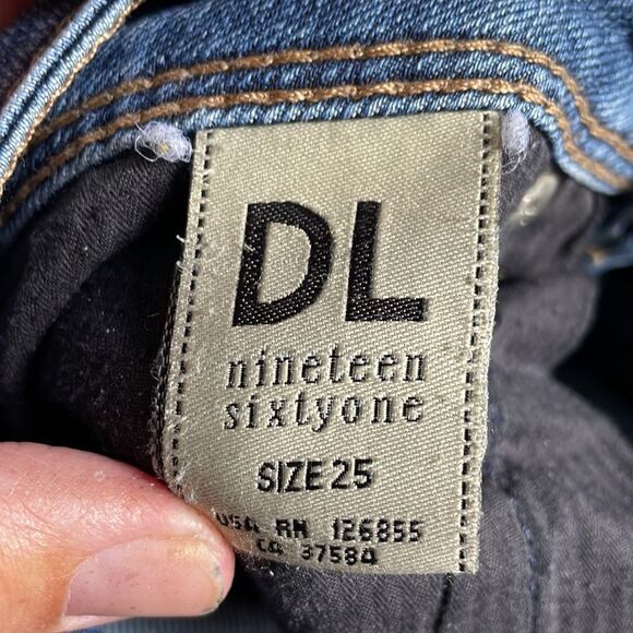 DL1961 Angel Mid Rise Cigarette Jeans - Picture 6 of 9